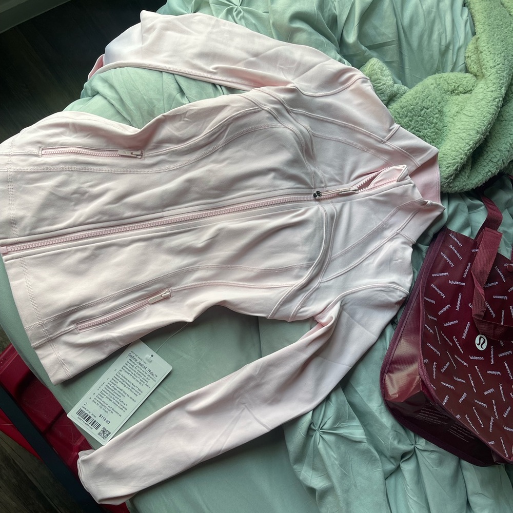 lululemon define jacket strawberry milkshake BRAND NEW size 2 🍓🌸